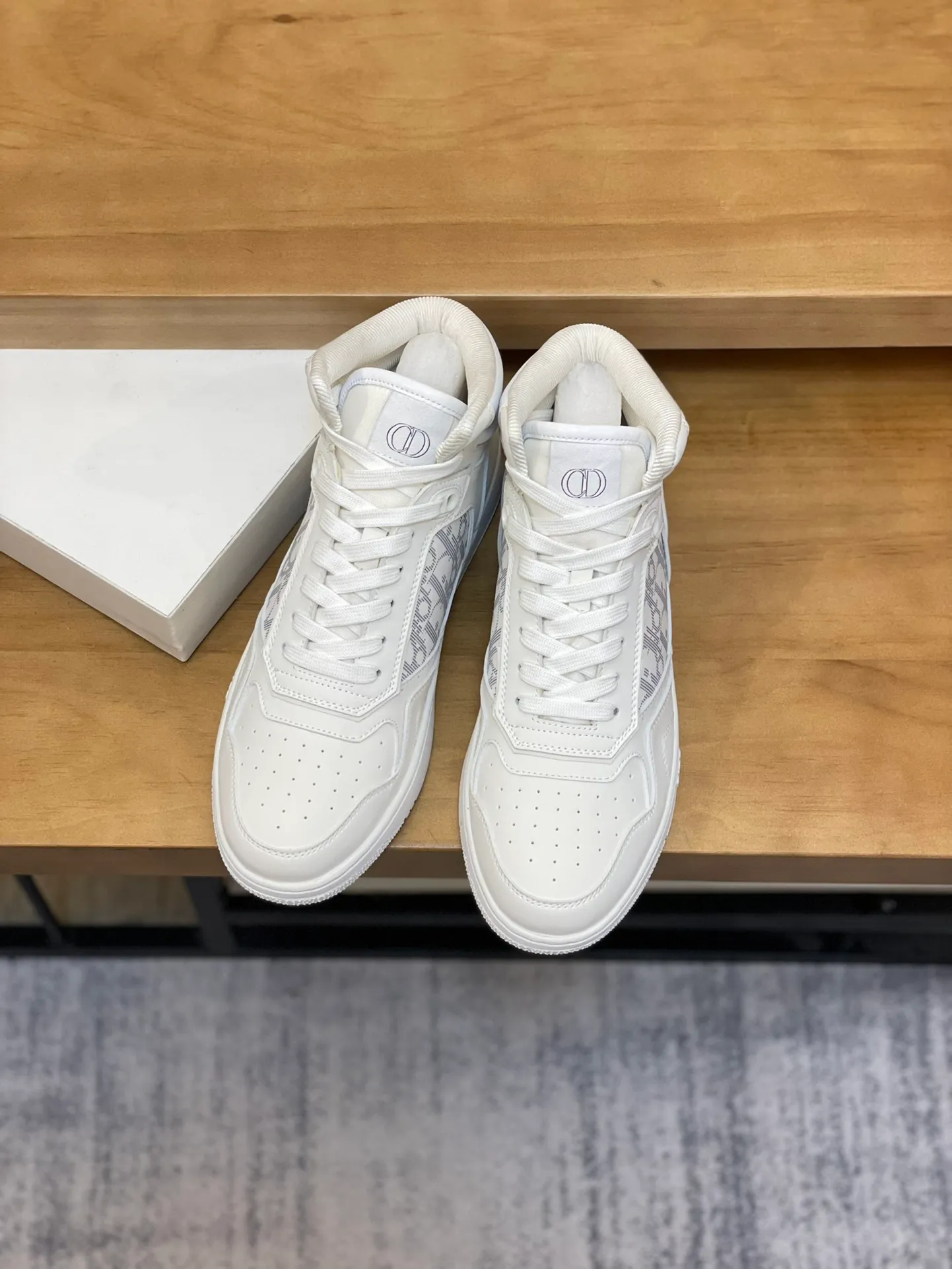 Men's shoes: 💰P460¥ Product trademark: Dior* "Dior*" high-top casual shoes Regular size: 38-44 (can be customized to 45.46) Product materials: Upper imported cowhide stitched with original fabric, breathable lining, original outsole. Number: 1006